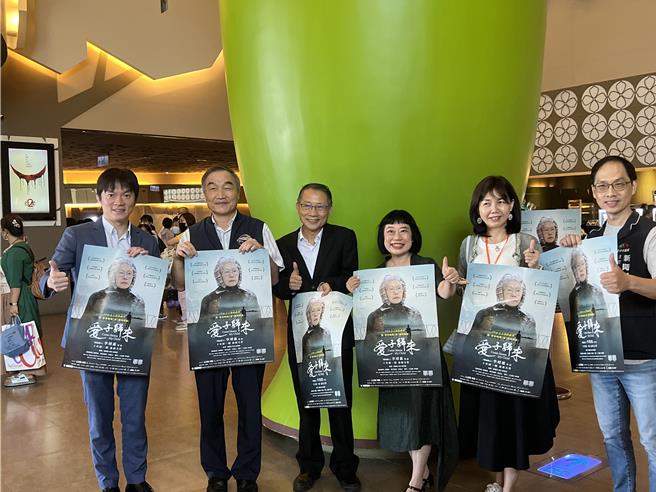 電影《愛子歸來》導演李靖惠（右三）表示，這部片主要探討人文關懷與生命教育議題，盼讓觀眾重新思考親情與愛。（林欣儀攝）