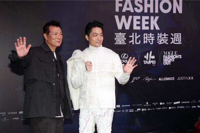 台北市长蒋万安（右）、文化局长蔡诗萍（左）各穿一身白、黑参与2024台北时装周Taipei Fashion Week，摆出帅气的动作，引起民眾一阵骚动。（邓博仁摄）