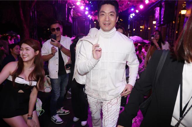 台北市长蒋万安（中）20日穿着一身白参与2024台北时装周Taipei Fashion Week，摆出帅气的动作，进场时引起民眾一阵骚动。（邓博仁摄）