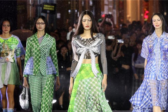 2024台北时装周Taipei Fashion Week20日晚举行闭幕走秀，模特儿在细雨纷飞的夜晚展现华丽服装。（邓博仁摄）
