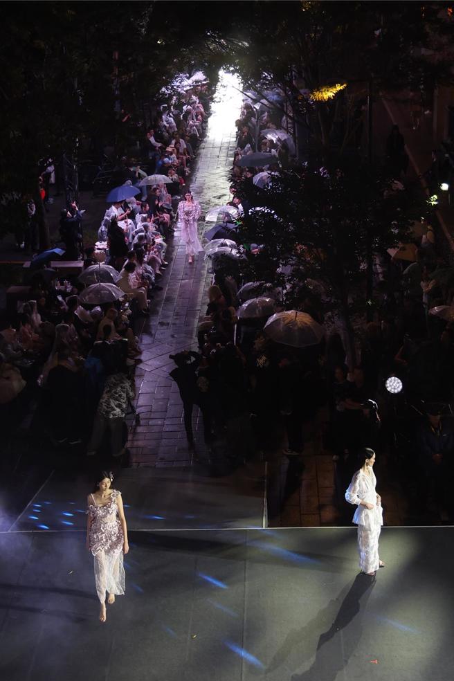 2024台北时装周Taipei Fashion Week20日晚举行闭幕走秀，模特儿在细雨纷飞的夜晚展现华丽服装。（邓博仁摄）