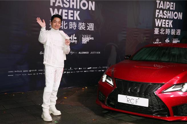 台北市长蒋万安20日穿着一身白参与2024台北时装周Taipei Fashion Week，摆出帅气的动作。（邓博仁摄）