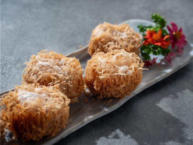 以大甲芋頭與藍點花蟹肩肉揉製而成的荔茸脆蟹盒。（捌伍添第提供）