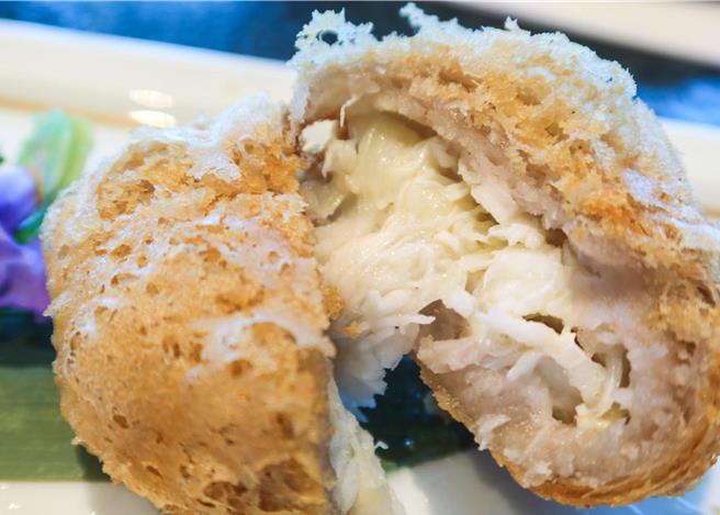 荔茸脆蟹盒可吃的到滿滿的芋頭與蟹肉。（粘耿豪攝）