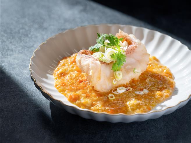  金黃蟹粉為底，搭配低溫熟成澎湖東星斑柳的蟹粉扒星斑柳。（捌伍添第提供）