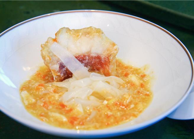  蟹粉扒星斑柳有肉質細緻的東星斑柳及鮮美的蟹粉。（粘耿豪攝）