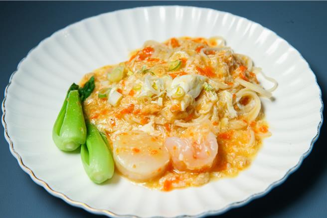 蟹粉海鮮稻庭麵由干貝、白蝦仁、藍點花蟹為底，搭配日本稻庭乾烏龍麵，再淋上香濃蟹粉。（粘耿豪攝）