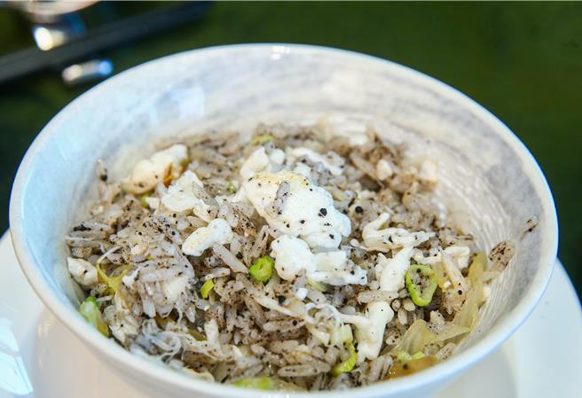 藍點花蟹肉加入義大利黑松露醬，搭配土雞蛋拌炒的松露蟹肉蛋白炒飯。（粘耿豪攝）