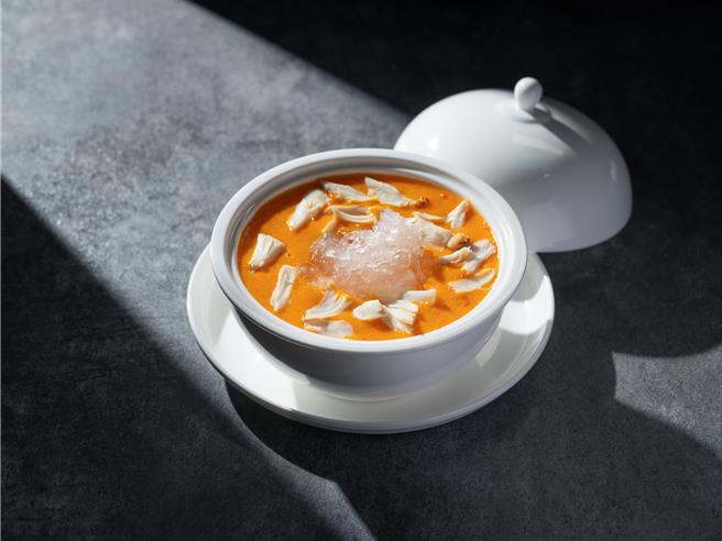 蟹皇燴官燕有蟹皇的鹹鮮與泰國燕盞的細絲口感。（捌伍添第提供）