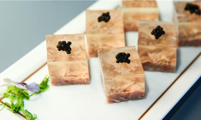 剁碎後的豬蹄及高湯融合成膠狀令冰晶肴蹄宛如藝術品般令人讚嘆。（粘耿豪攝）