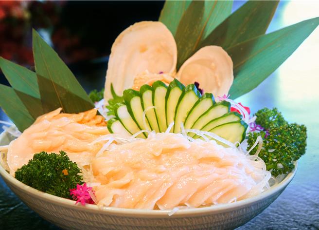  過橋象拔蚌的象拔蚌片薄片口感細嫩，以大骨及赤肉熬煮的高湯鮮甜。（粘耿豪攝）