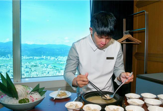 服務人員的桌邊服務，在85樓的高空品嘗美食不但是吃的盛宴，鳥瞰北市也是種賞心悅目的享受。（粘耿豪攝）