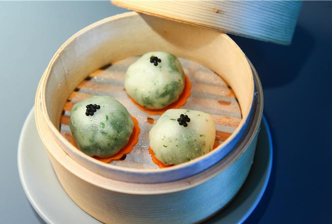 魚籽菠菜帶子餃以加入菠菜的手工水晶外皮，包覆鮮甜帶子與蝦仁的內餡。（粘耿豪攝）