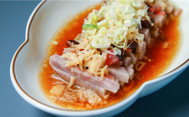 瑤柱臘味蒸芋絲融和臘味的醇厚與瑤柱的鮮甜。（粘耿豪攝）