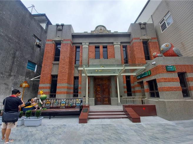 第一银行宜兰分行为全国首例银行古蹟结合几米装置艺术。（吴佩蓉摄）