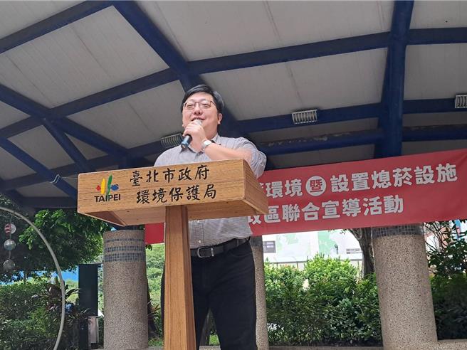 針對綠委洪申翰頻頻抨擊拾荒者議題，台北市環保局長徐世勲（中）20日晚間再次發文痛批，委員不正視北市拾荒者需求，反而以似是而非論點消費弱勢，著實令人不恥。示意圖。（温予菱攝）