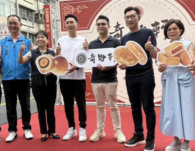 奇野轩台中文心店20日开幕，由立法院副院长江启臣（右二）、立委廖伟翔（左三）等人共同剪彩。图／曾丽芳