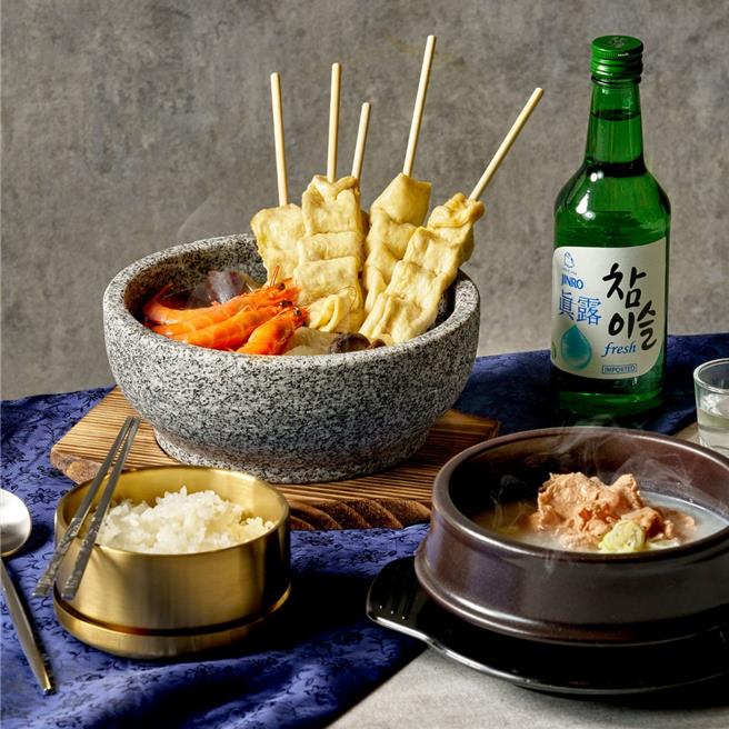 街头美食「釜山鱼糕汤」也现身在「叙飨韩风食堂」主题餐台。（六福旅游集团提供）（饮酒过量 有碍健康）