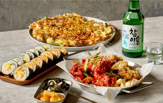 韩国美食炸鸡，有秘制洋酿风味与蜂蜜奶油蒜味两种口味。（六福旅游集团提供）（饮酒过量 有碍健康）