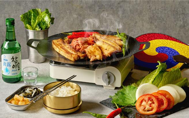 韩国国民美食代表现煎海盐五花肉，由师傅现煎猪五花，搭配生菜包裹与泡菜等配料。（六福旅游集团提供）（饮酒过量 有碍健康）