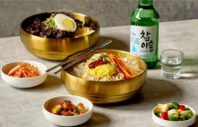  江原道平壤冷麵将麵浸泡在冰凉的汤头，再铺上各式配料。（六福旅游集团提供）（饮酒过量 有碍健康）