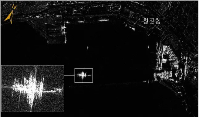 韓國情報局聲稱，這張合成孔徑雷達衛星圖顯示，俄羅斯運輸船將北韓軍隊運送到俄羅斯。 （圖/NIS）