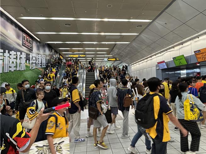 中信兄弟和统一狮20日在台北大巨蛋进行台湾大赛，吸引约3万7000人进场，台北捷运公司统计，自人潮进入捷运至疏散完毕，花费30分钟。（刘彦宜摄）