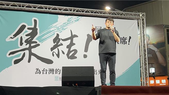 民眾党屏东县党部20日晚间举办「为司法正义站出来」户外开讲，立委黄国昌压轴开讲怒批赖清德政府。（谢佳潾摄）