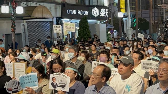 民眾党屏东县党部20日晚间举办「为司法正义站出来」户外开讲，立委黄国昌压轴开讲怒批赖清德政府。（谢佳潾摄）