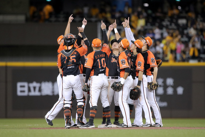 統一獅在台灣大賽G2擊敗中信兄弟，將系列賽扳成1比1平手。（黃世麒攝）