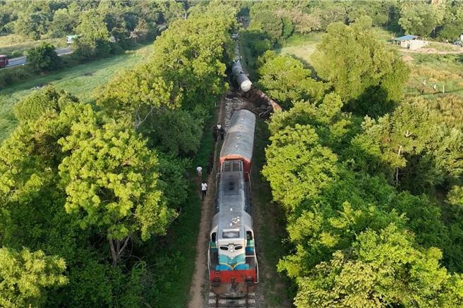 在斯里蘭卡18日一列載滿燃油的火車撞上一群大象，導致兩節油罐車廂出軌。（ 美聯社）