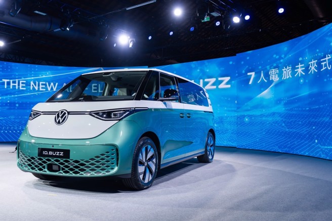 福斯商旅首款7人座電旅ID. Buzz Pro S即起上市，單色車款售價239.8萬元，限量雙色車款（見圖，月桂綠/香草白雙色）售價248.6萬元。（吳松翰攝）