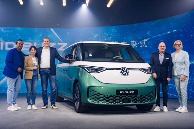 福斯商旅開啟7人電旅未來式，發表全新ID. Buzz Pro S。台灣福斯集團總裁Rahil Ansari（左起）、台灣福斯商旅總裁巫詩棻、福斯商旅全球總裁Carsten Intra、福斯商旅全球業務暨行銷副總裁Lars Krause、福斯商旅歐陸暨國際市場業務總監Anke Kockler共同參與發表會。（吳松翰攝）