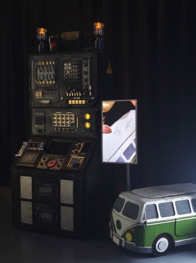 發表會現場擺放有如時光機的道具，一旁是Christopher Lloyd親手簽名的T1道具車。（陳大任攝）