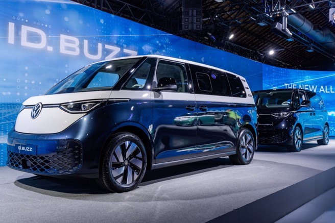 ID. Buzz外觀前衛又富有科技感，前為星空藍/香草白雙色車款，後為珍珠黑車色。（吳松翰攝）