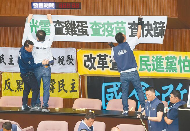 国会改革法案释宪，学者认宪法法庭判决将明言部分合宪，但会设很多门槛。图为国会改革法案将三读，国民党及民进党立委展现各自的诉求。（本报资料照片）
