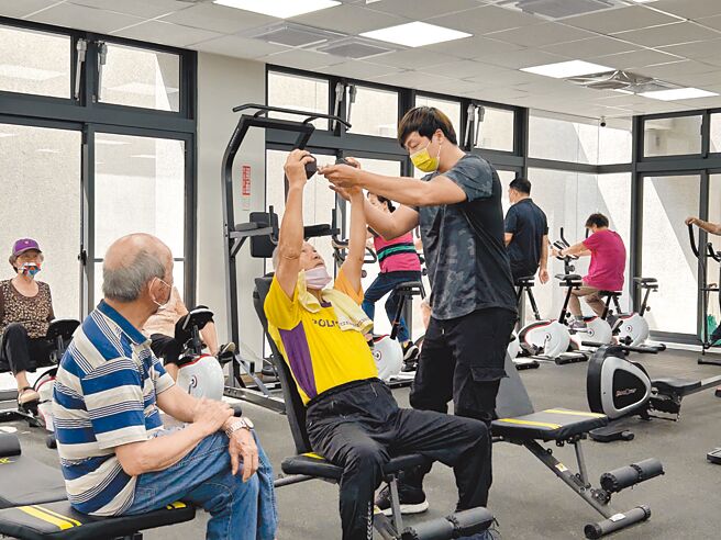 环境部检视室内空气品质纳管对象，下修健身房管制楼地板面积外，也考虑把幼儿园及长照机构纳入。示意图为彰化县卫生局设置的不老健身房。（彰化县政府提供／孙英哲彰化传真）