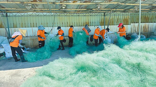 新北市2020年10月起在淡水第二漁港成立北台灣第1座廢棄漁網回收中心，以每公斤15元價格，向漁民收購廢棄網具。（新北市漁業處提供／陳慰慈新北傳真）