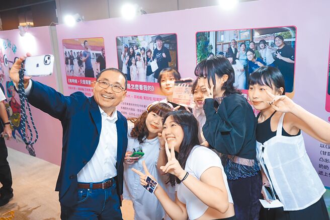 2024新北校园广告人19日举办颁奖典礼，新北市长侯友宜（左一）出席颁奖勉励，与学生合照互动热络。（贺培晏摄）