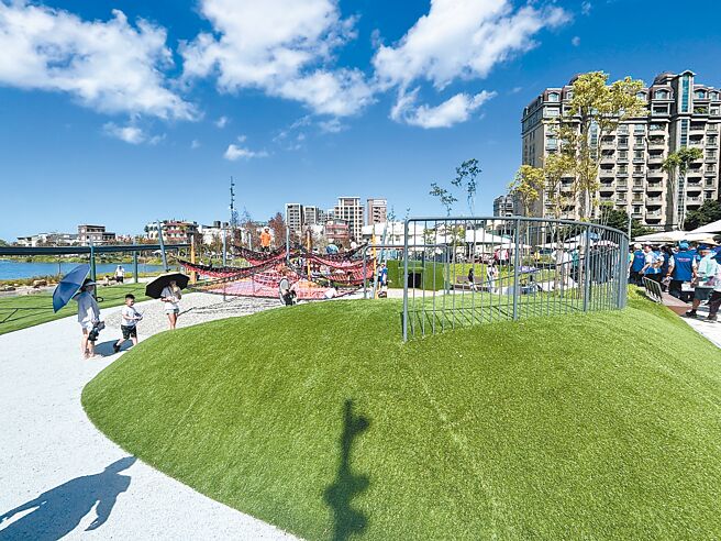 桃園市大園區華興池公園面積約6.97公頃，19日開園啟用，多樣化的遊樂設施不僅讓長輩在早晨或黃昏時分散步，親子也可盡情遊玩。（廖姮玥攝）