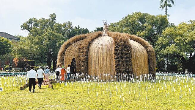 台南400農漁地景藝術節打造6處大型戶外裝置藝術；圖為藝術家林舜龍和陳幸雄、達達創意在麻豆區總爺藝文中心的創作《孕》。（張毓翎攝）