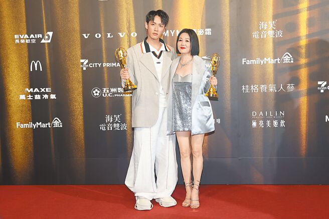 柯震東（左）、苗可麗19日奪下金鐘迷你劇集男、女配角獎。（◎攝影中心：羅永銘、陳俊吉、杜宜諳）