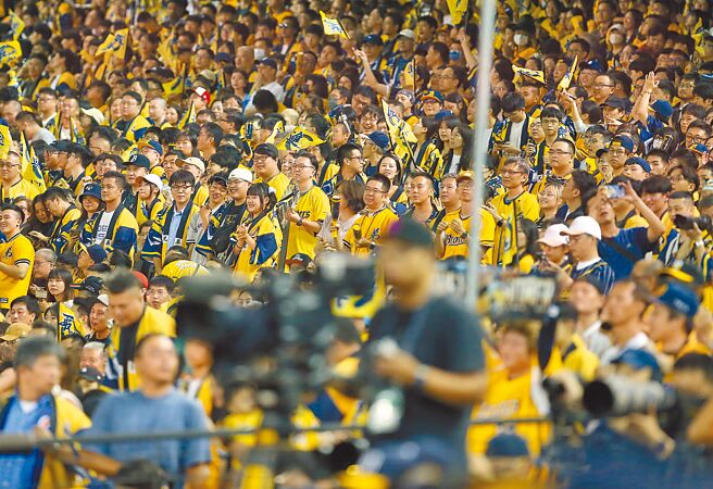 中職台灣大賽G1登場，吸引大批球迷進場觀戰。（范揚光攝）