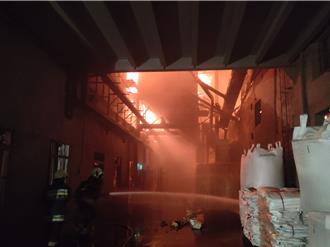 苗栗苑里知名山水米厂 暗夜窜恶火燃烧猛烈