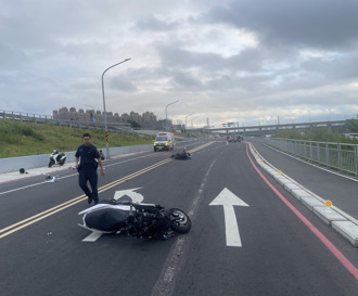 新北2機車互撞！18歲男「噴飛路邊燈桿」慘死 畫面曝光