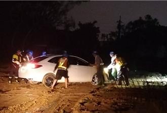 照手机导航走 车陷泥泞 暖警奋力救援