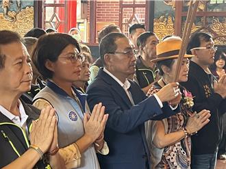 侯友宜汐止北峰寺參拜 祈求汐止捷運路網工程順利