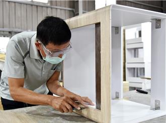 6旬翁靠職訓重燃「木作魂」 開創事業第二春