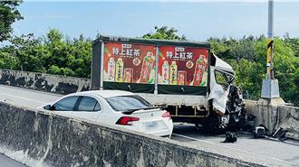 好慘！小貨車疑恍神自撞電線桿  後車煞不及追撞2輕傷