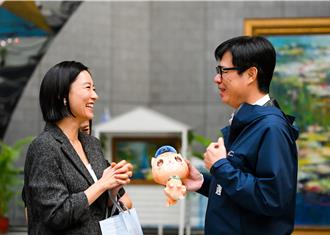 日星水川麻美加入《零日攻擊》！ 陳其邁帶「蜜柑站長萌貓」探班